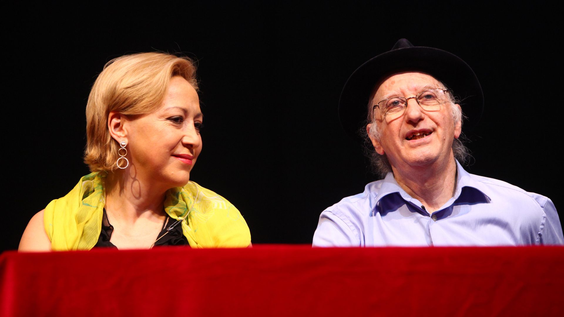 Juan Tamariz con su esposa Consuelo Lorgia durante la presentación del espectáculo 'Magia con encanto' el 31 de mayo de 2011 en Madrid  