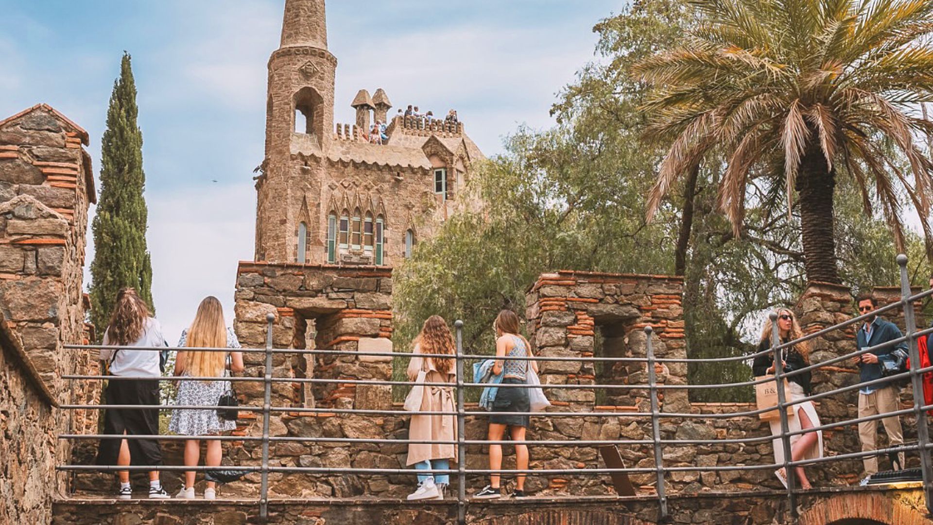 La ruta por la zona alta de Barcelona para descubrir al Gaudí menos conocido en su aniversario: un colegio, una finca de recreo y un castillo gótico