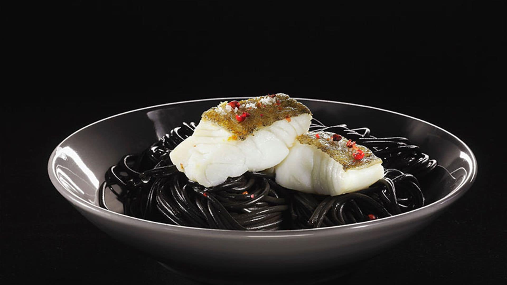 Bacalao dorado con tallarines negros