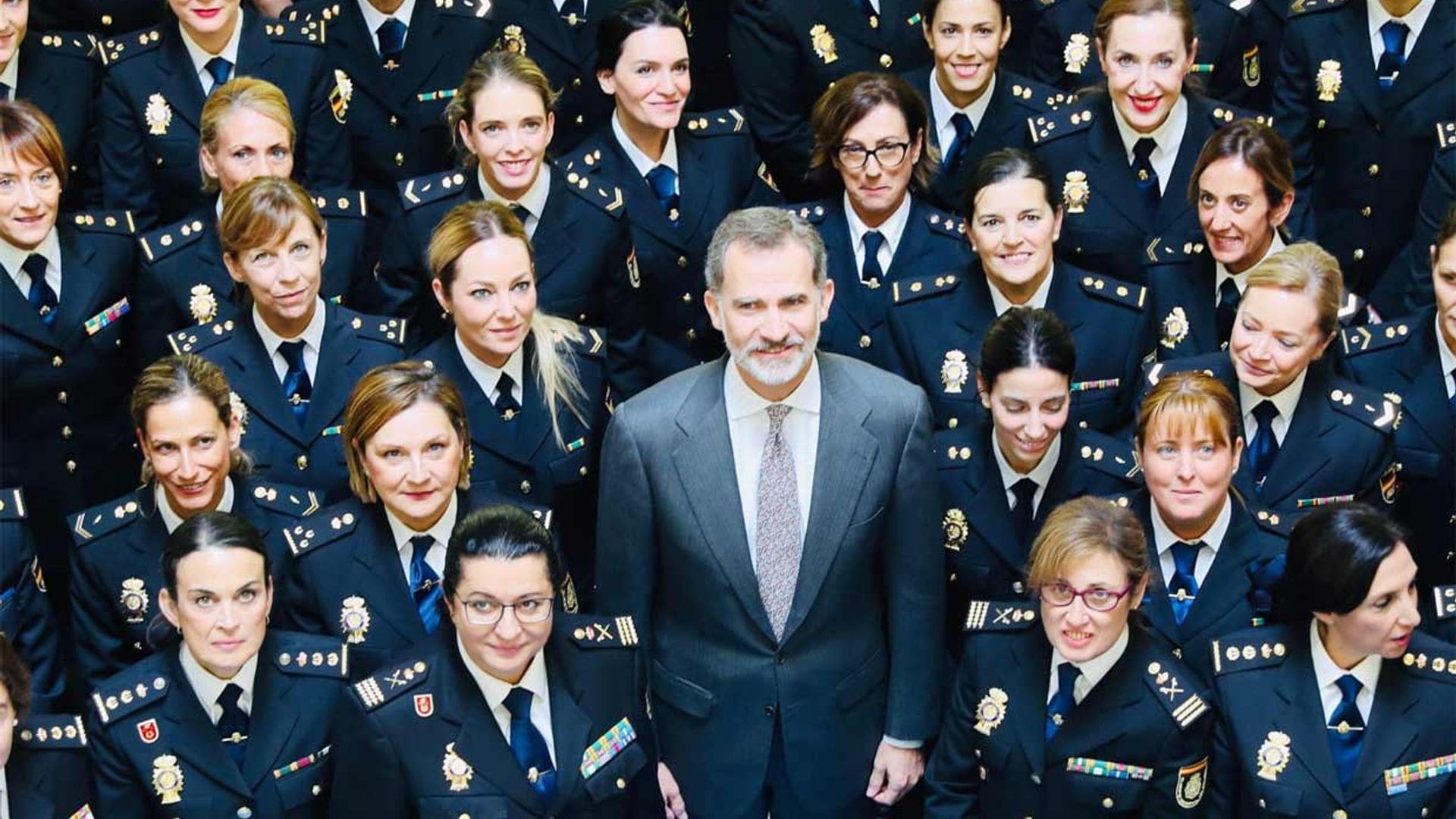 El Rey apoya la igualdad rodeado de mujeres policías
