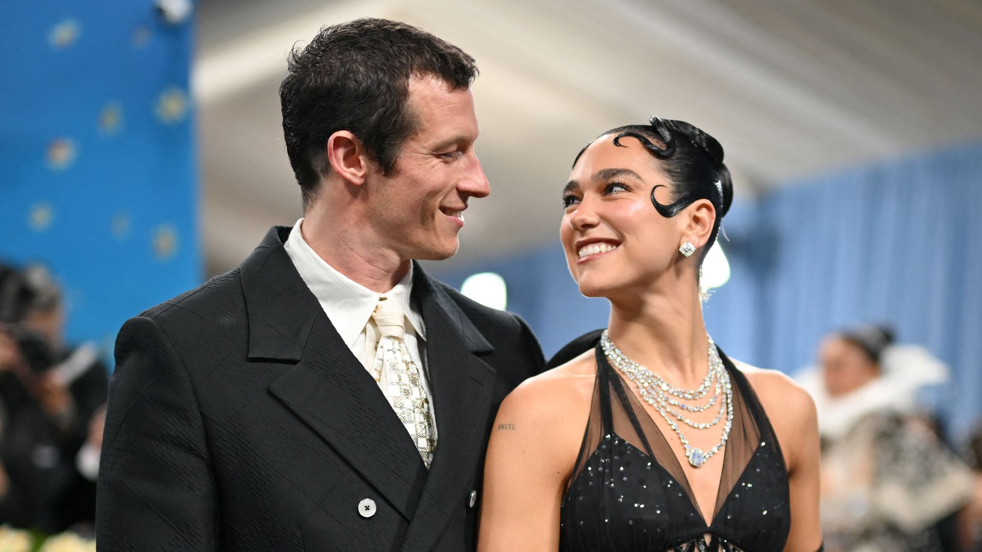 Dua Lipa confirma su compromiso con Callum Turner: 'Estoy obsesionada con el anillo'
