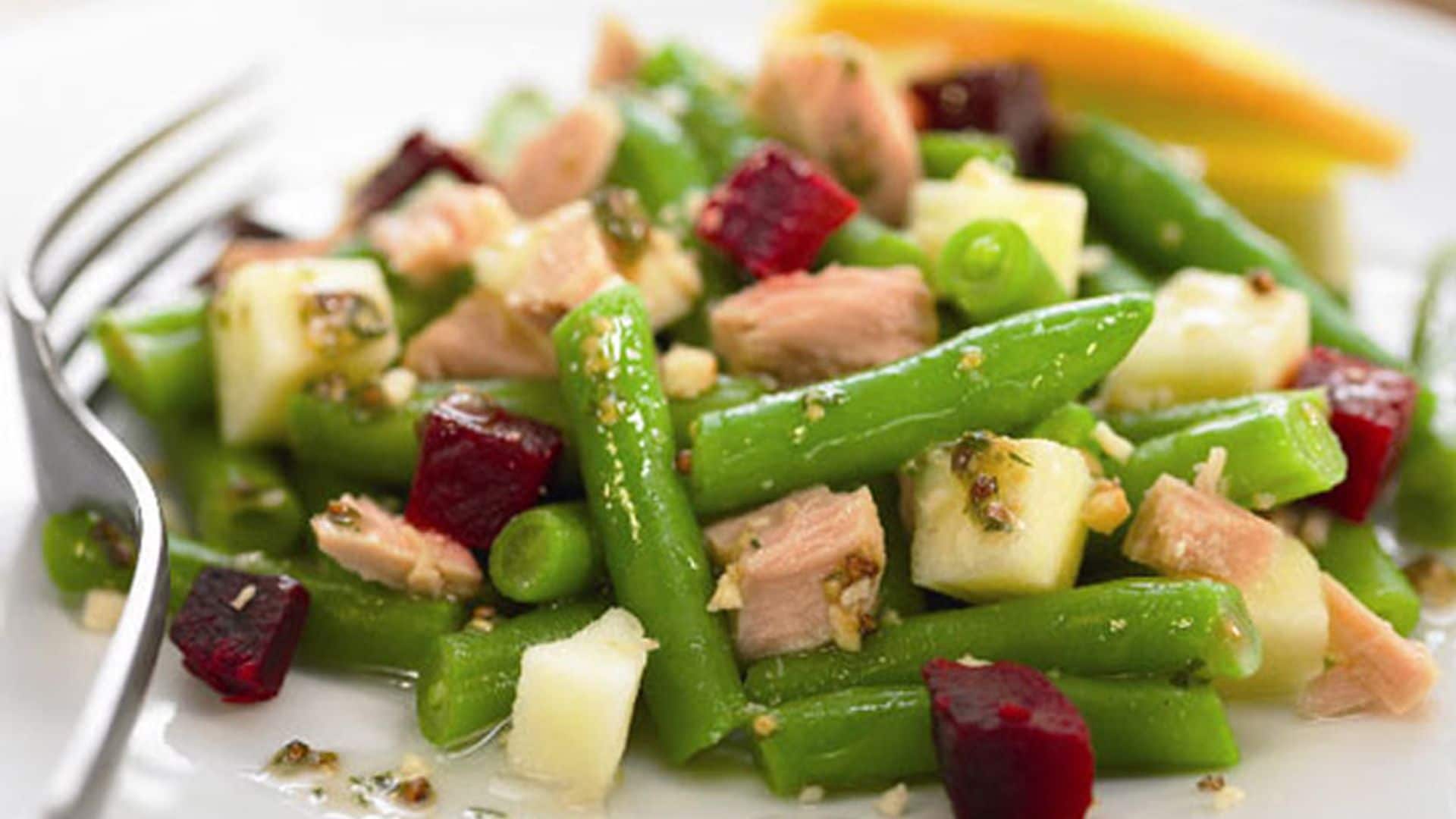 Ensalada templada de judías, manzana, remolacha y atún
