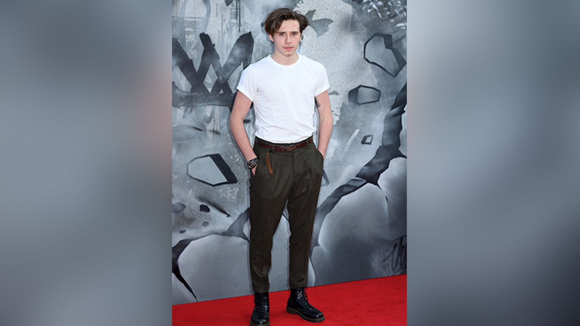 Enseñar el calcetín está de moda, según Brooklyn Beckham