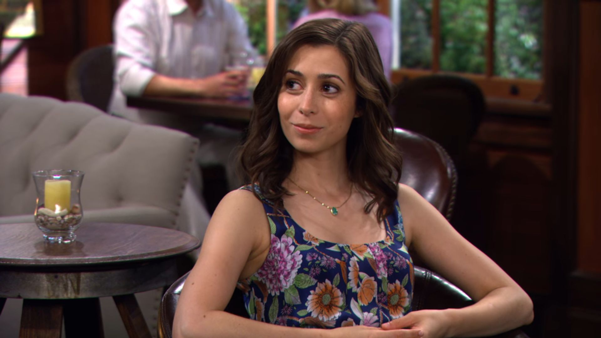 Cristin Milioti como Tracy McConnell, la dueña del paraguas amarillo en 'Cómo conocía  vuestra madre'