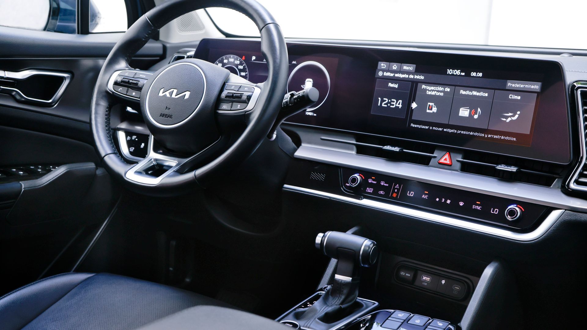 Además de ofrecer acabados distinguidos y de la más alta calidad, Kia Sportage amplía tu visión con su pantalla dual panorámica HD de 12.3 pulgadas.