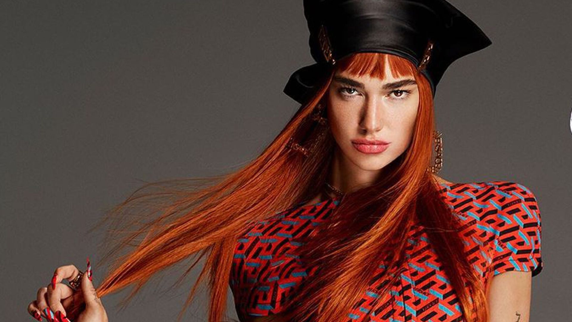 Dua Lipa cambia de look y se une al lado de las pelirrojas