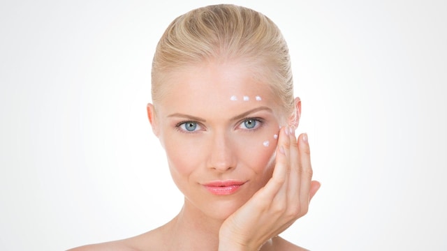 mujer probando crema en su piel