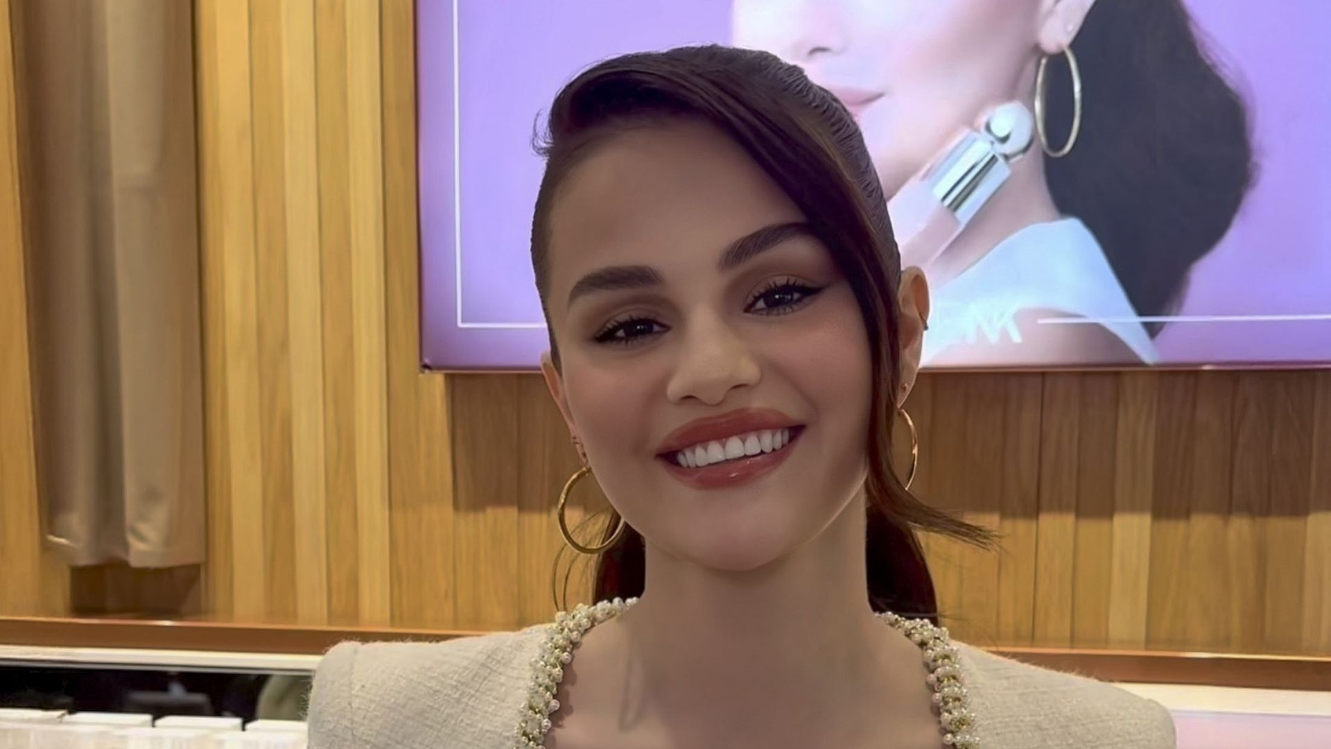 Cómo recrear la glamourosa coleta de Selena Gomez en Londres