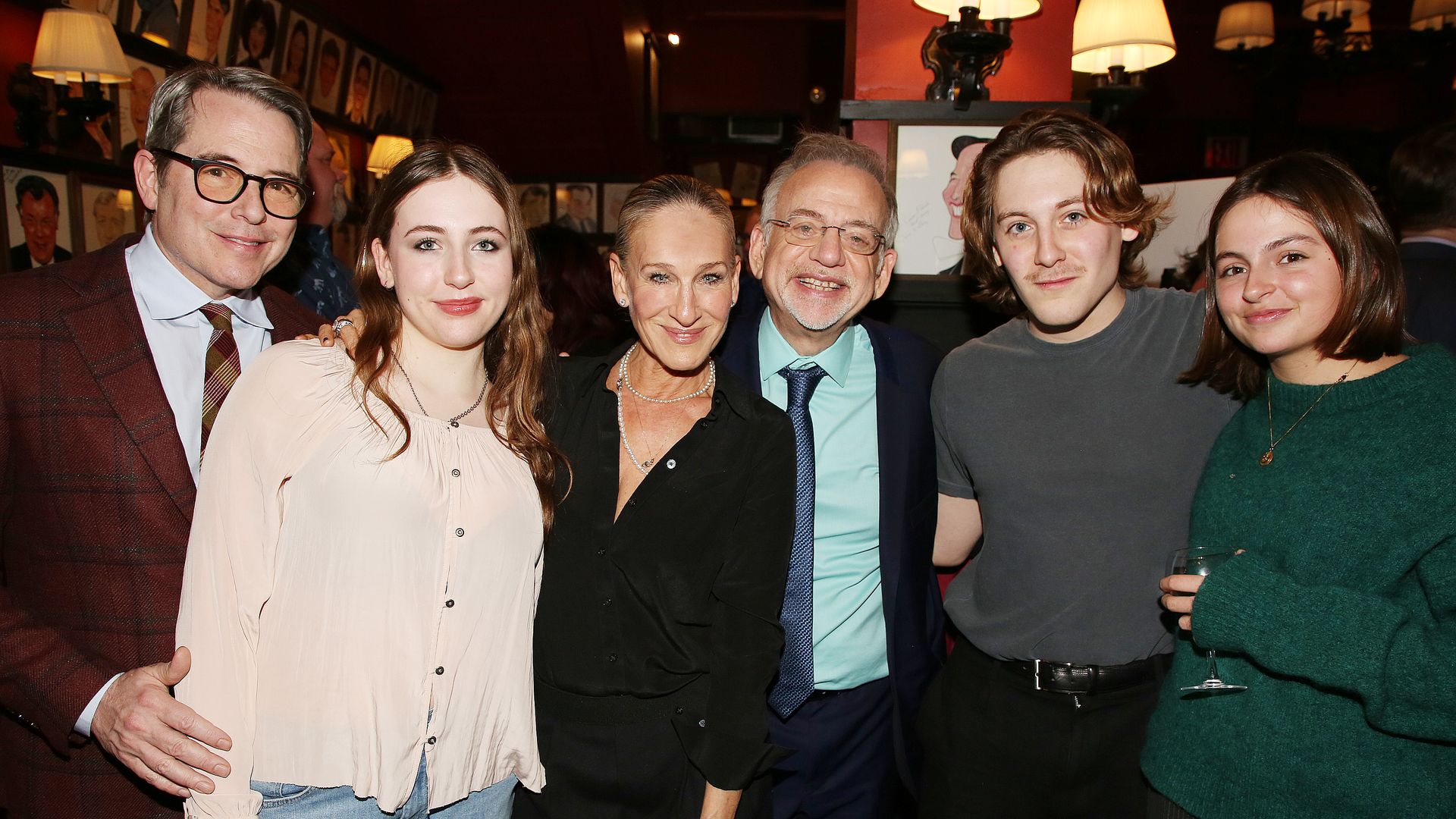 Sarah Jessica Parker y Matthew Broderick con sus hijos, Marion Loretta, James Wilkie y Tabitha Hodge, en la presentación del libro de Marc Shaiman en Nueva York