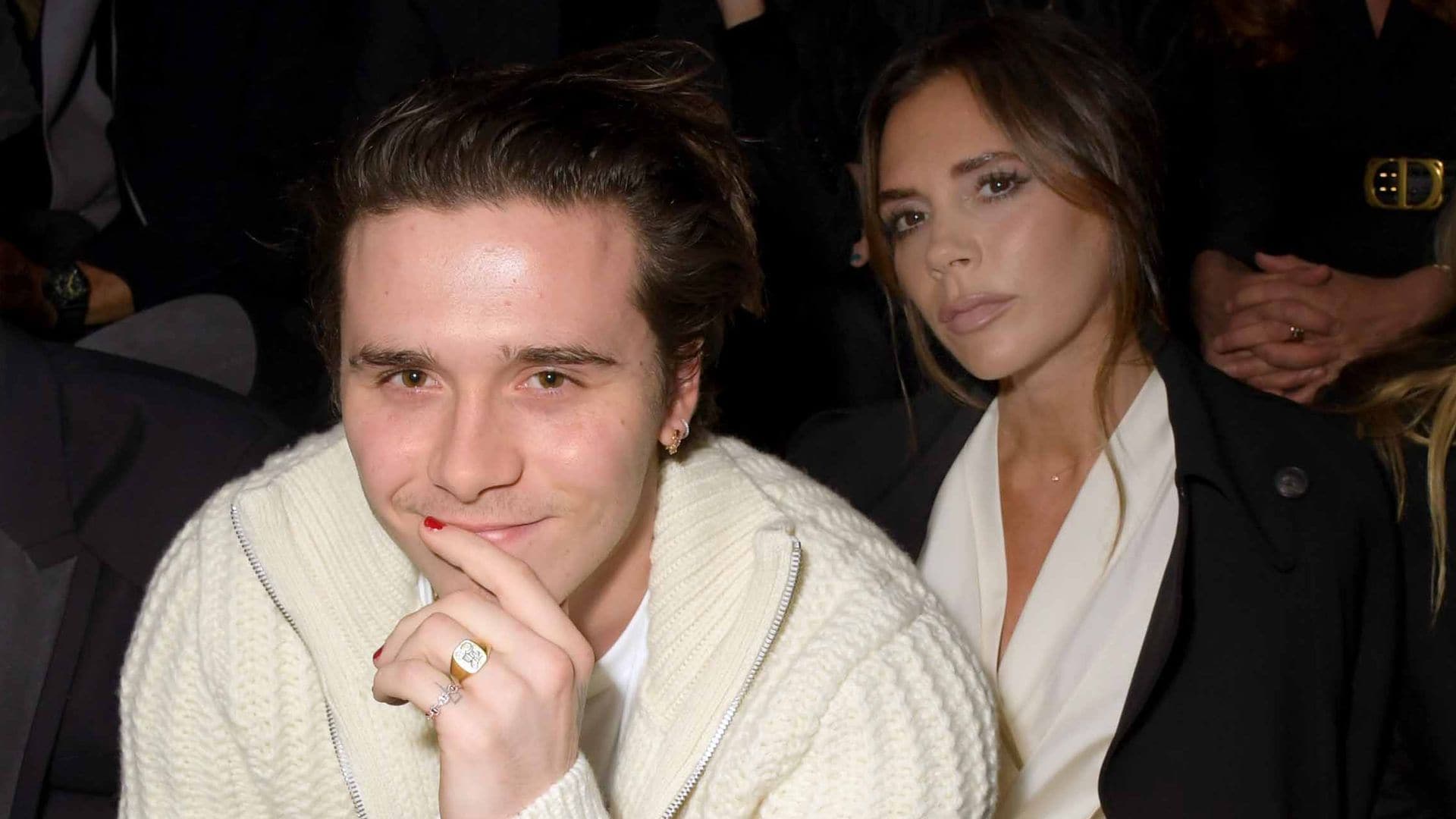 David Beckham, Brooklyn Beckham, Victoria Beckham  en el desfile de Dior en París, en 2021.