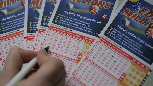 Se ven billetes de lotería Euro Millions el 20 de enero de 2006 en Manchester, Inglaterra