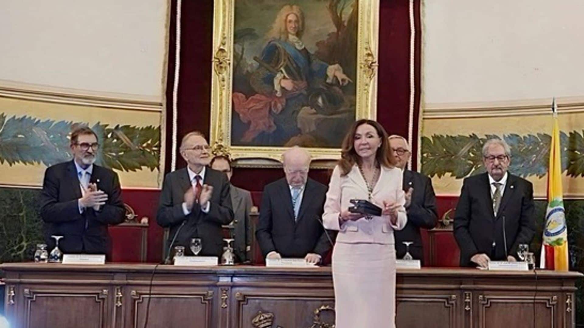 Esther Koplowitz, premiada por su extraordinaria labor solidaria y arropada por sus hijas
