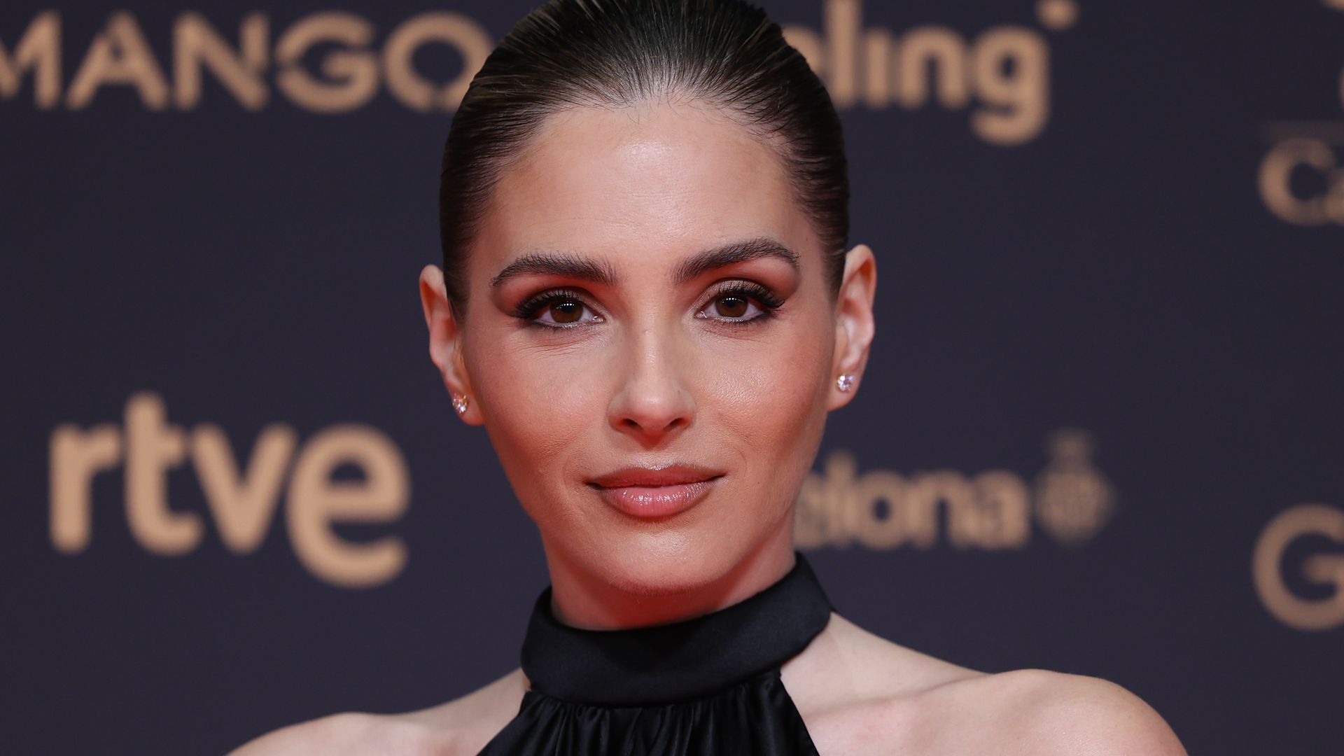 Andrea Duro con vestido negro en la gala de los premios Goya 2026