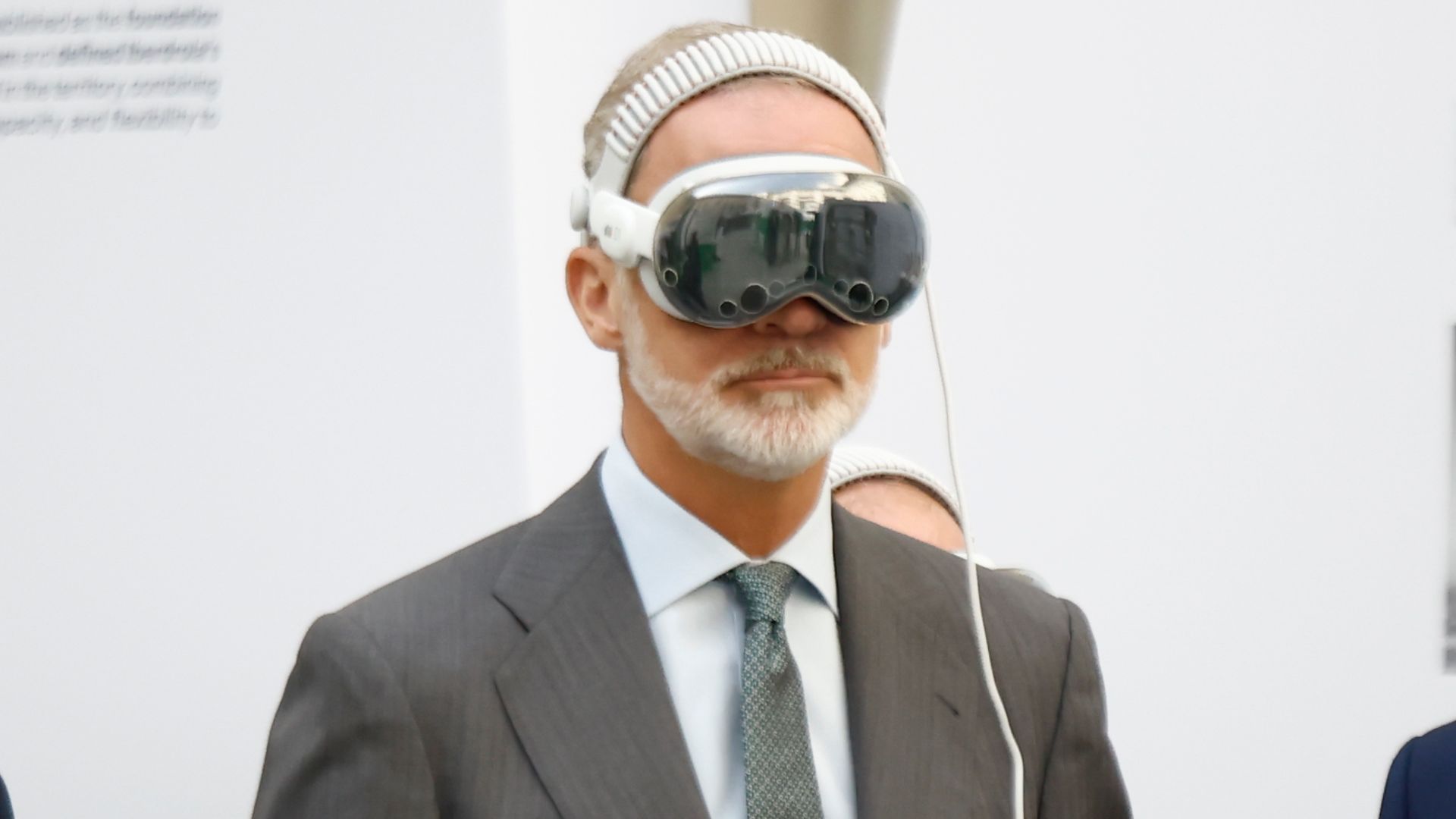 Felipe VI, con gafas de realidad virtual, descubre las propuestas energéticas en la Galería de Cristal del Palacio de Cibeles