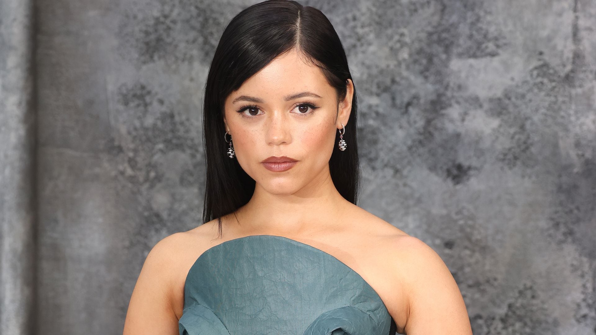 Jenna Ortega demuestra que los accesorios son lo más divertido de un buen 'look'