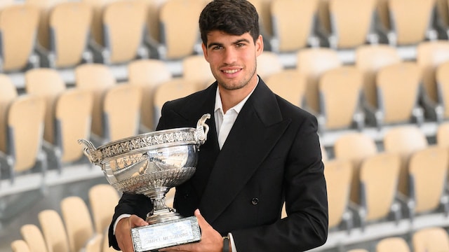Carlos Alcaraz con su trofeo tras su victoria en Roland Garros