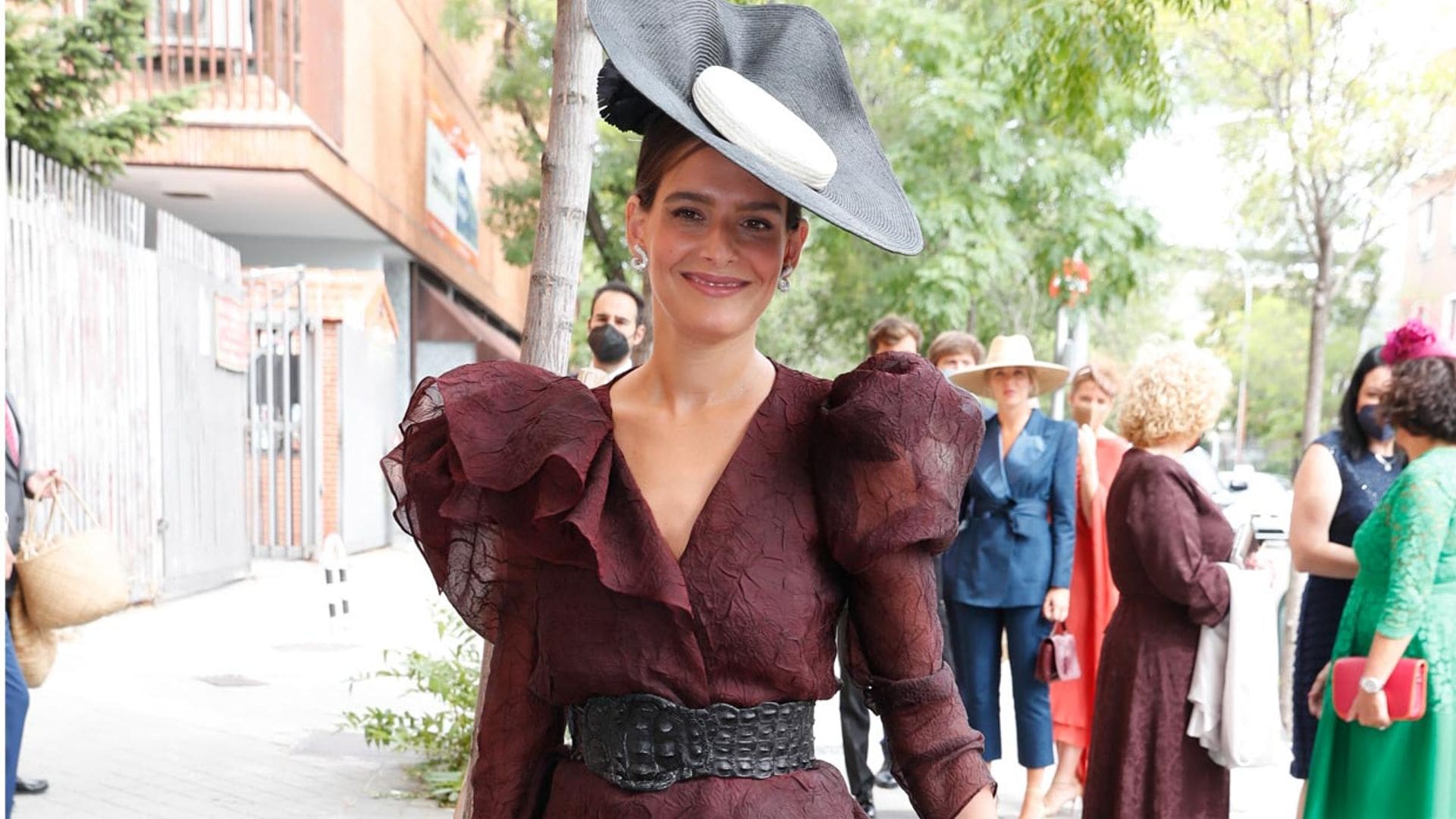 Inés Martín Alcalde: una original invitada con toque 'royal' en la boda de su hermana