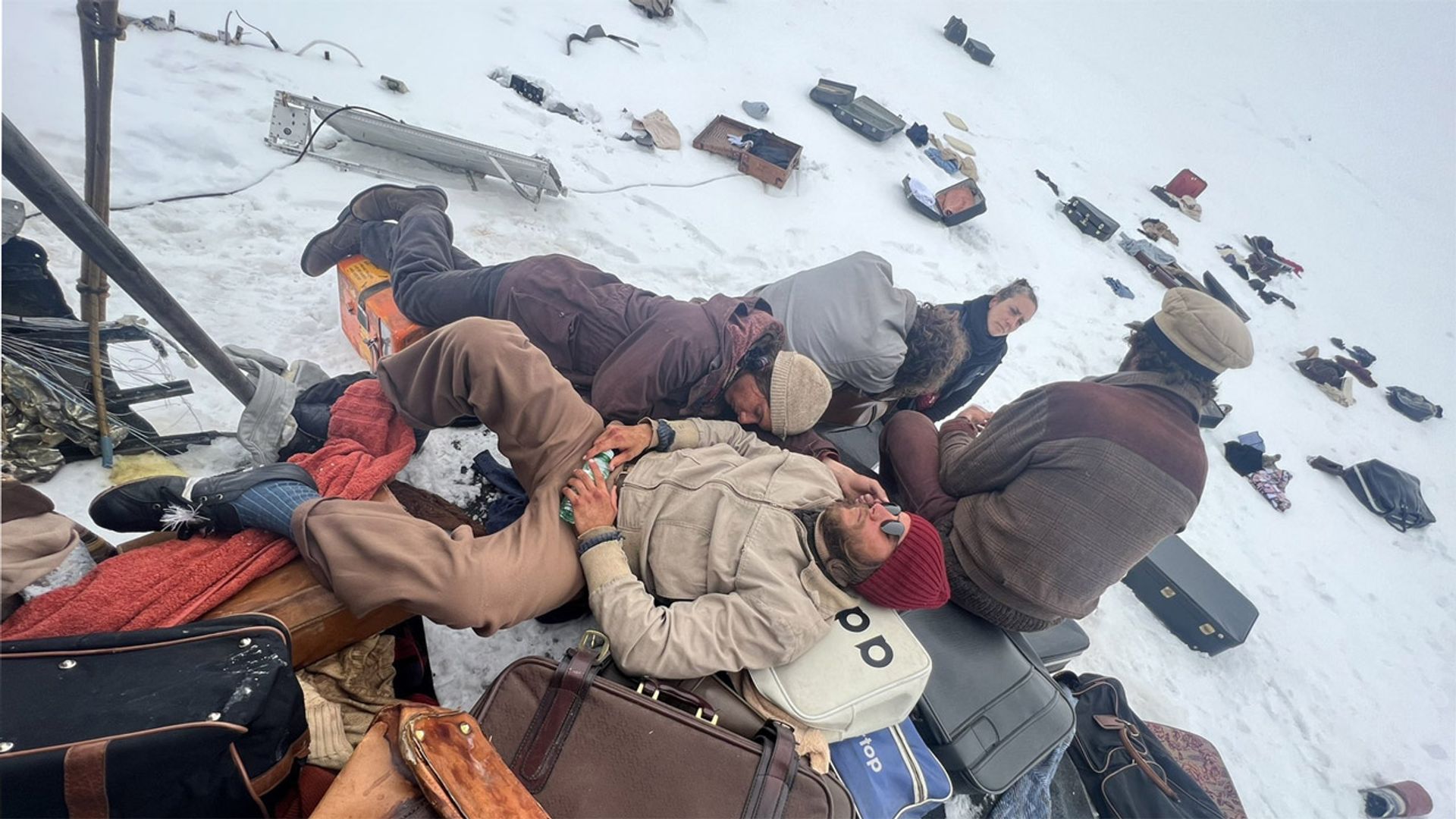 J.A. Bayona comparte detalles inéditos y fotos espectaculares del rodaje de 'La sociedad de la nieve'