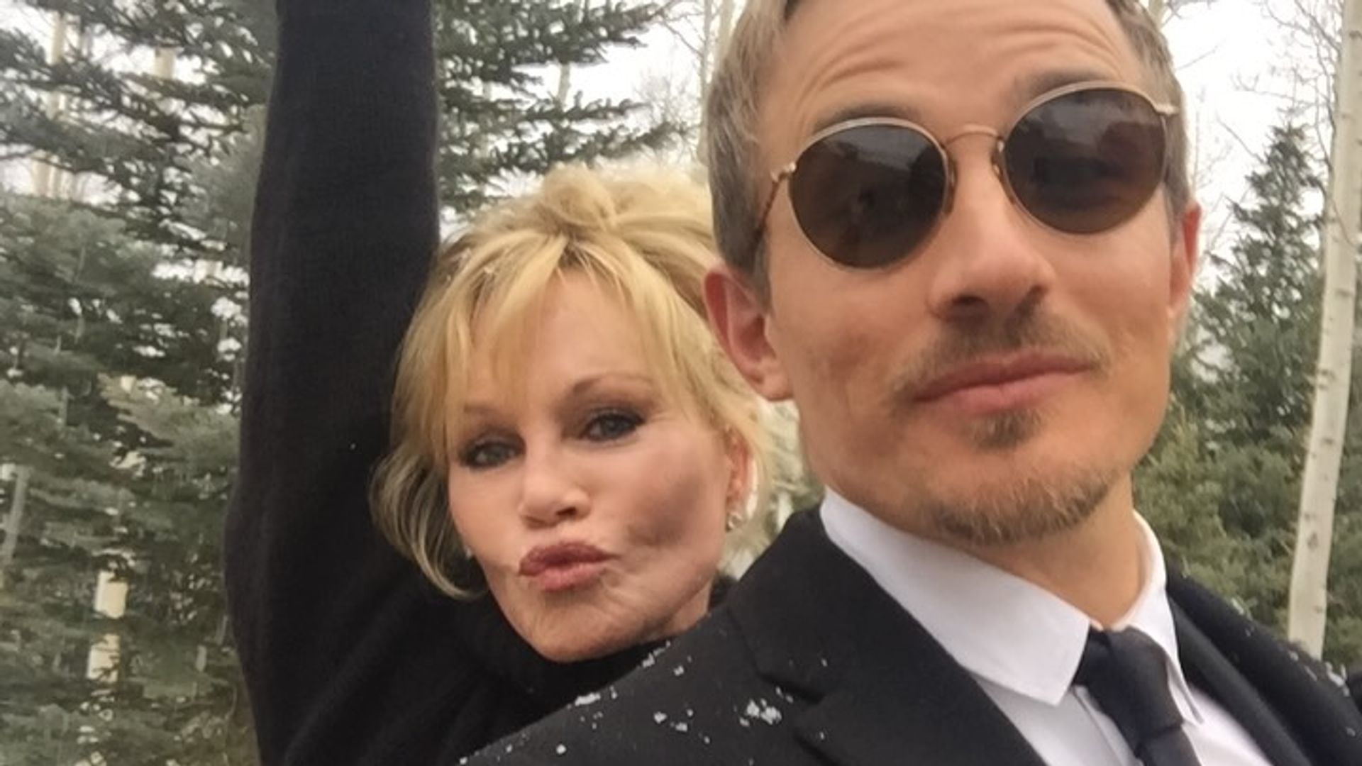 El hijo mayor de Don Johnson comparte imágenes inéditas con sus 'dos madres': así es su verdadera relación con Melanie Griffith