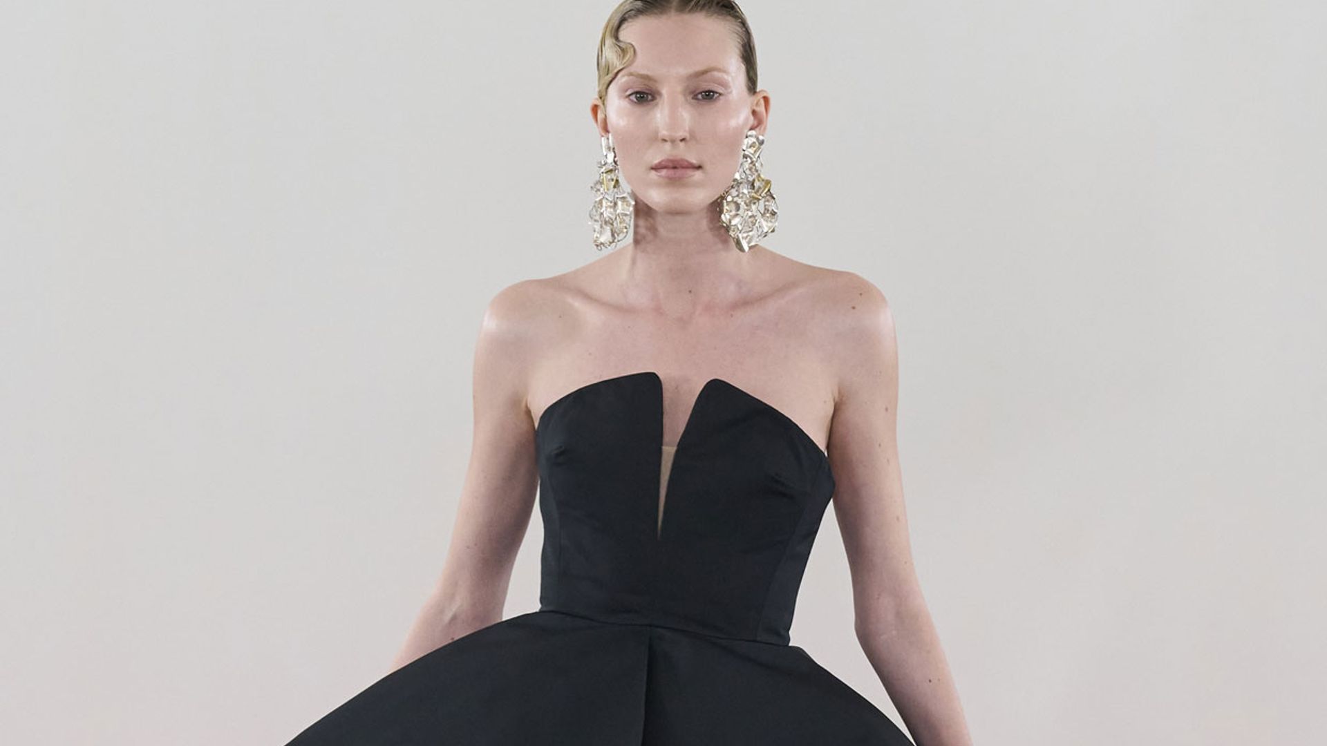 ¡Pétalos de flores por doquier! Giambattista Valli abraza la delicadeza con su entrega más romántica