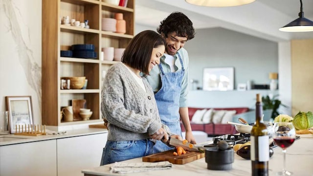 pareja cocinando