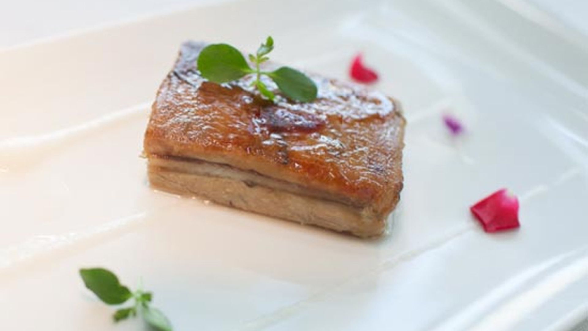 Milhojas de 'foie', manzana y anguila