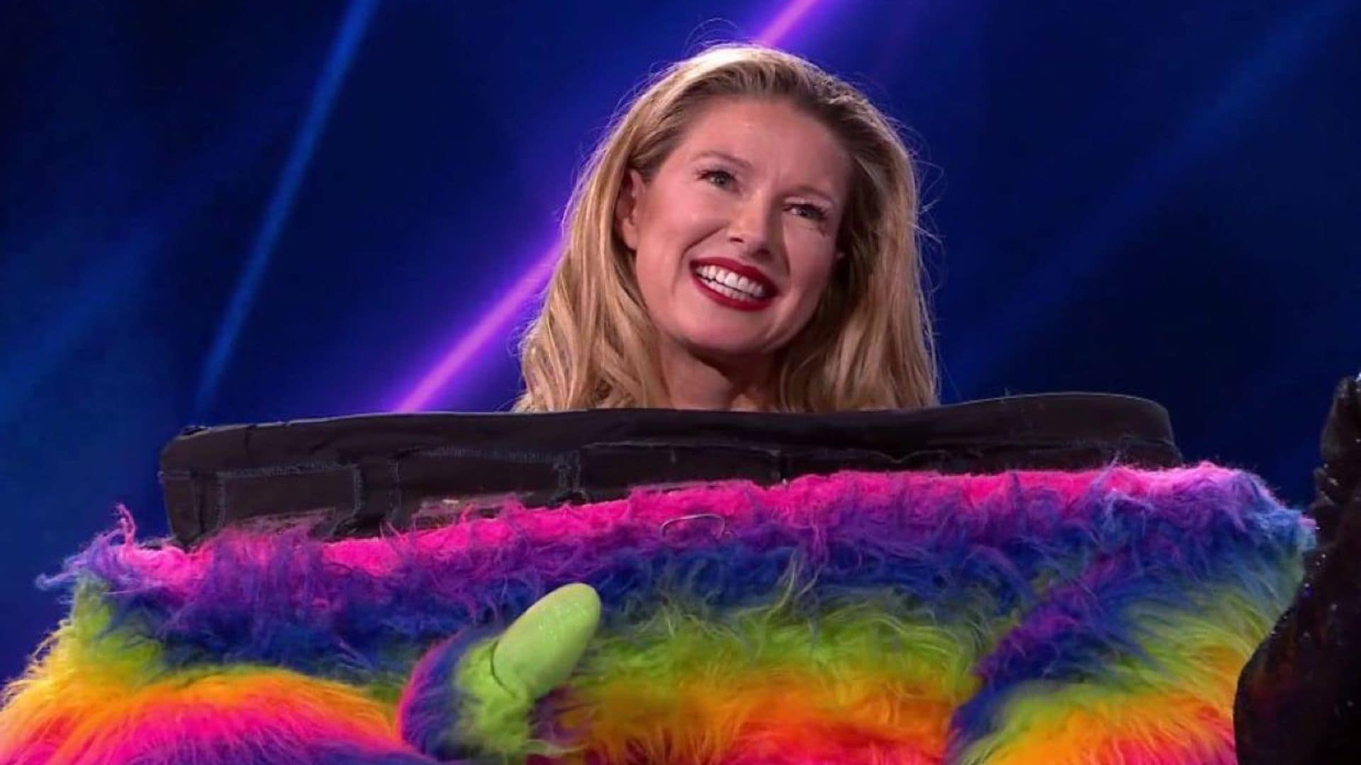 Anne Igartiburu y su experiencia en 'Mask Singer': 'Me tenían que levantar entre dos personas'