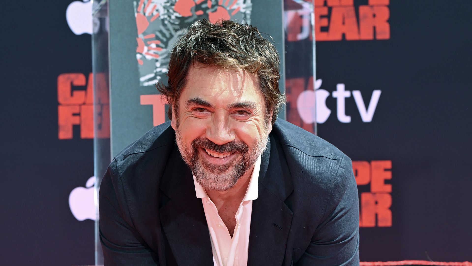 Javier Bardem deja sus huellas en el Teatro Chino de Hollywood arropado por sus dos hijos adolescentes, Leo y Luna