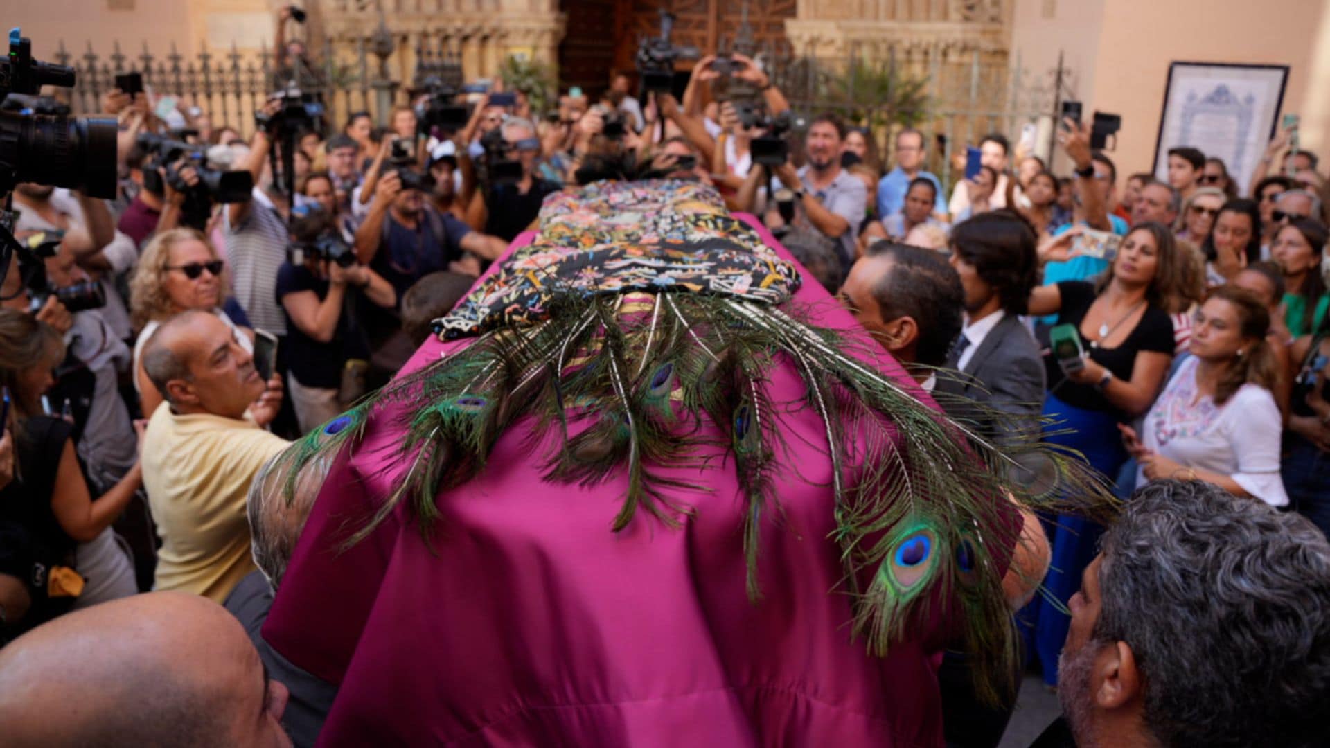 Los momentos más emotivos en la multitudinaria despedida a María Jiménez entre aplausos y cante flamenco en Sevilla