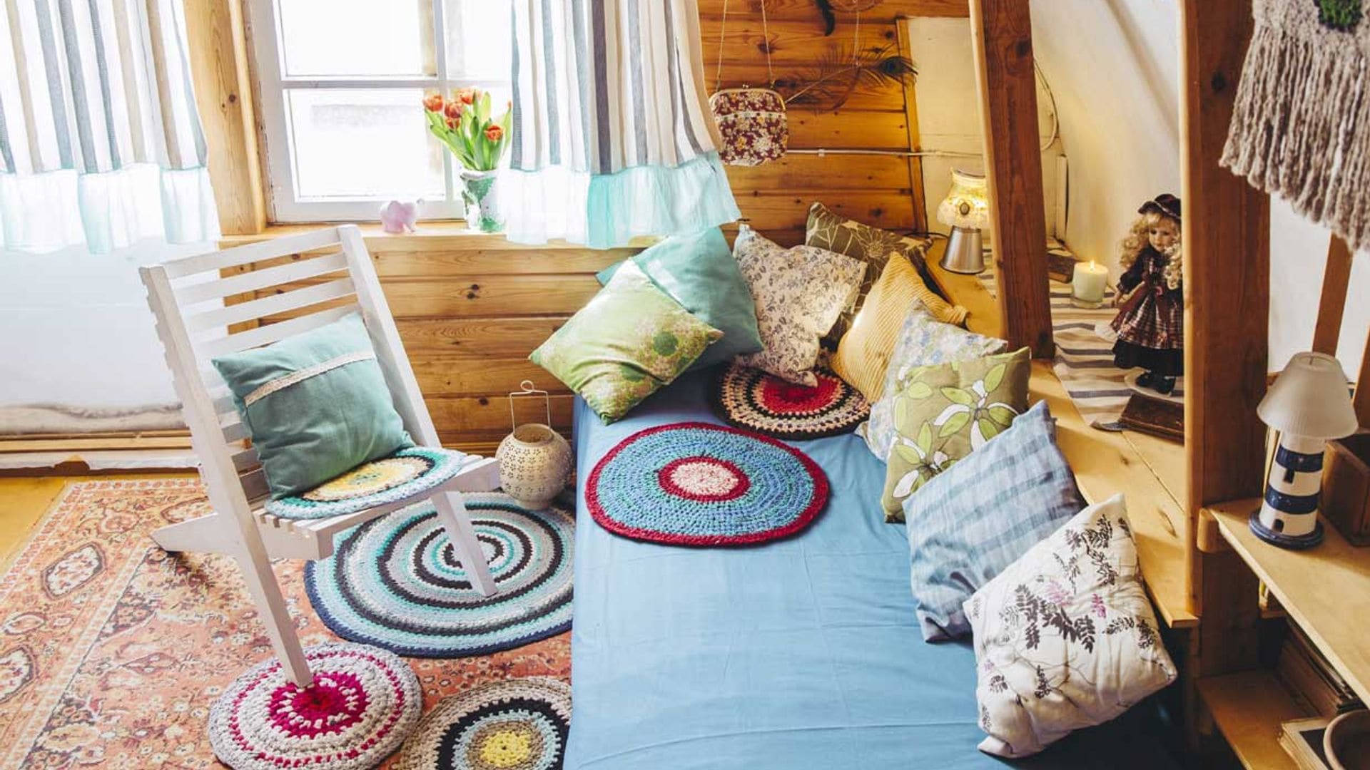 Dormitorio 'aesthetic': la tendencia 'hippie' que inunda de color las habitaciones