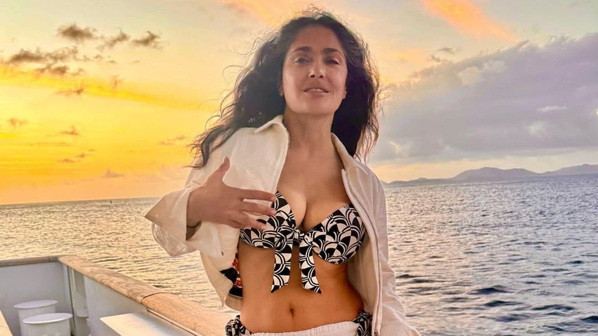Salma Hayek presume de abdominales en estas impresionantes fotos en bikini y sus fans alucinan