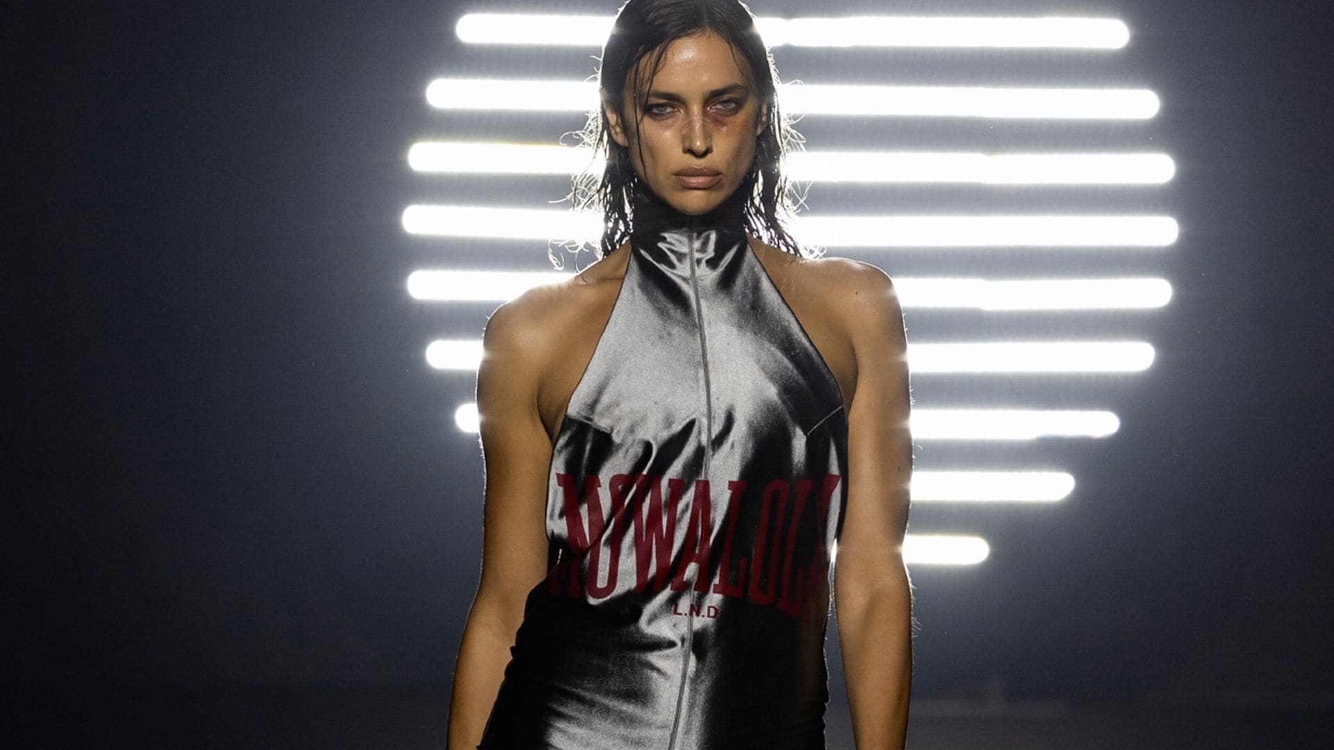 Irina Shayk, protagonista de un polémico desfile en Londres con la cara llena de moratones