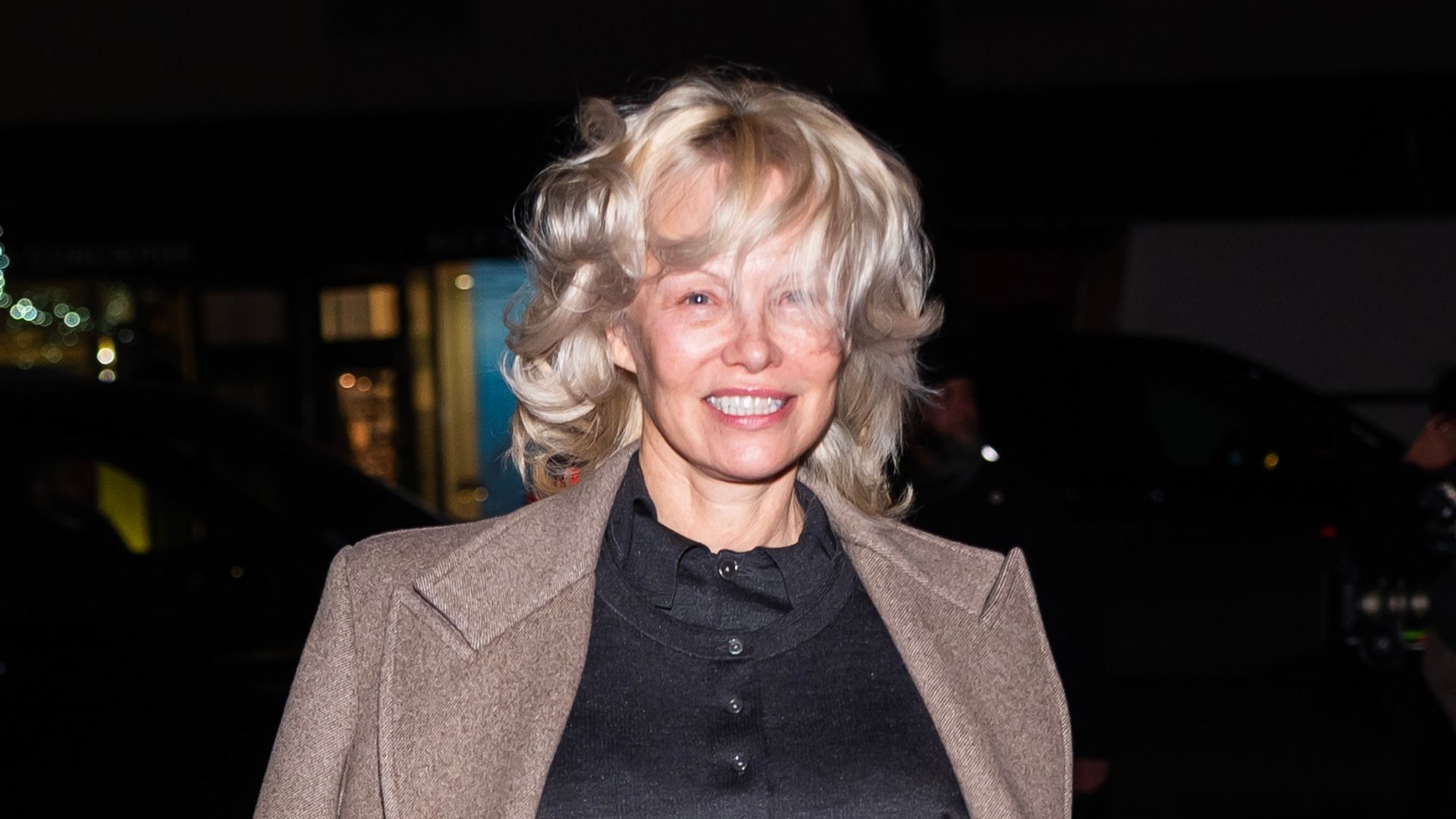 Pamela Anderson estrena corte de cabello para el desfile de Tory Burch
