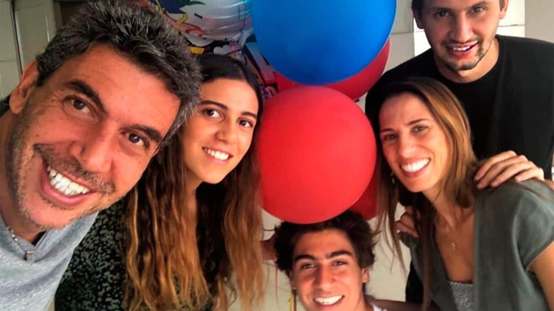 Como pocas veces, Arturo Elías Ayub y Johanna Slim posan con sus tres hijos