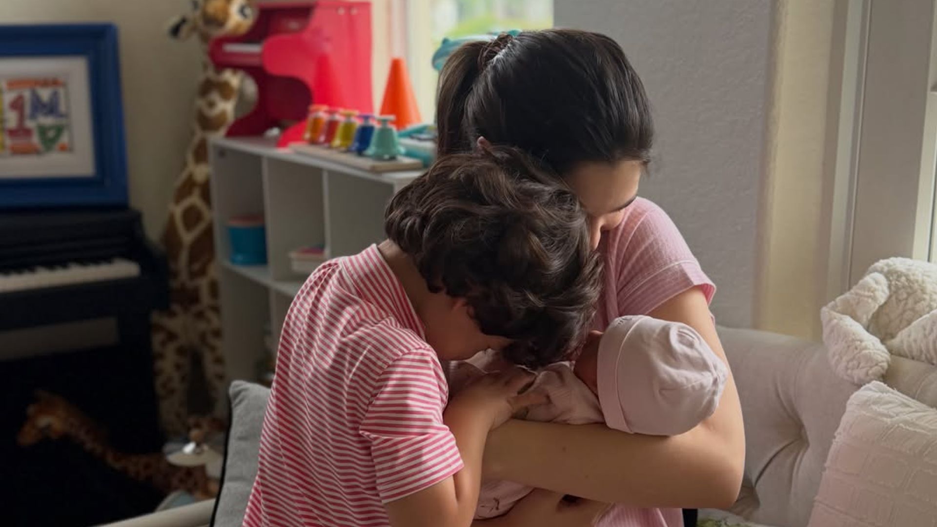 Nadia Ferreira con sus hijos Marquito y Myla.