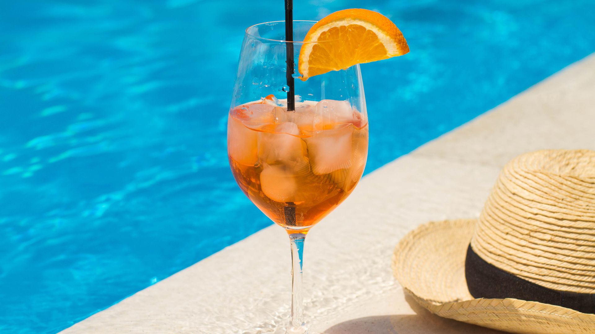 Bebidas veraniegas: chispeantes, refrescantes y perfectas para tomar con el aperitivo