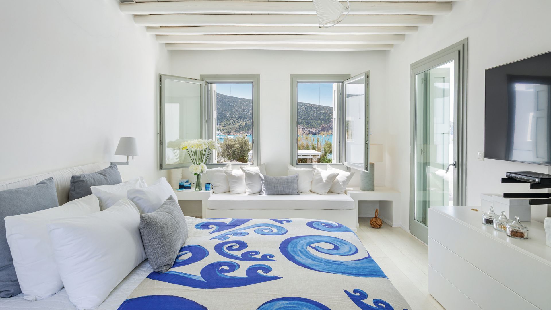 MARINA VERNICOS NOS INVITA A CONOCER SU IMPRESIONANTE CASA JUNTO AL MAR, EN LA ISLA DE SIFNOS, UNA DE LAS PERLAS DEL EGEO