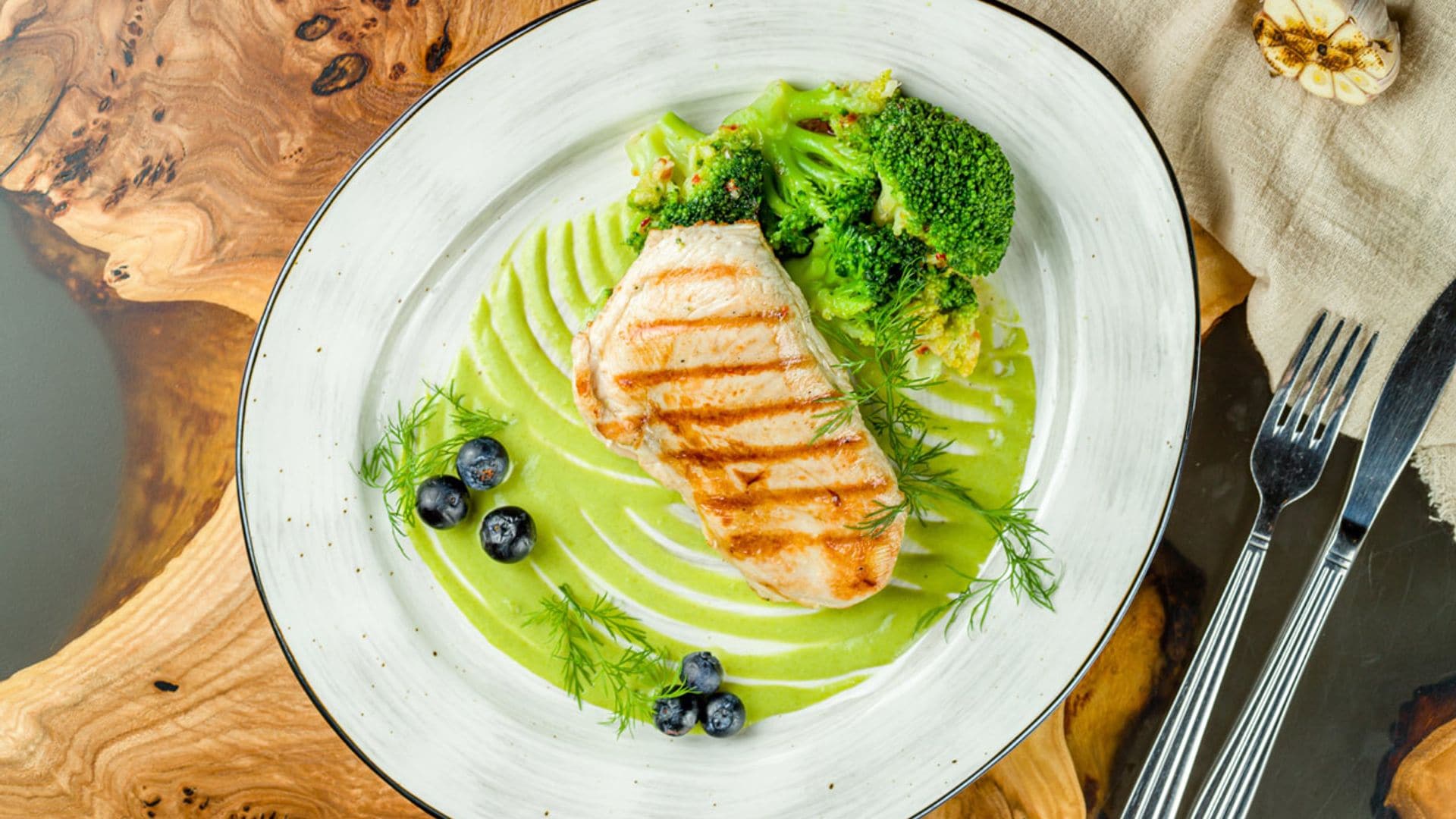 Pechuga de pollo a la parrilla con brócoli y crema de habas frescas