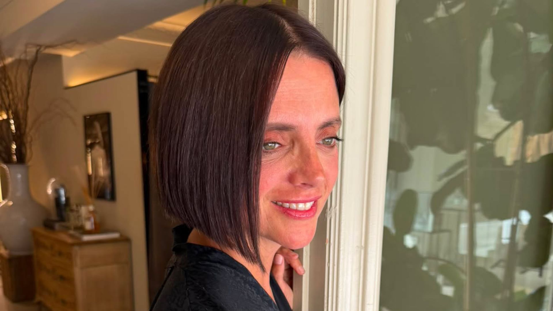 Macarena Gómez con su nuevo microbob en la peluquería