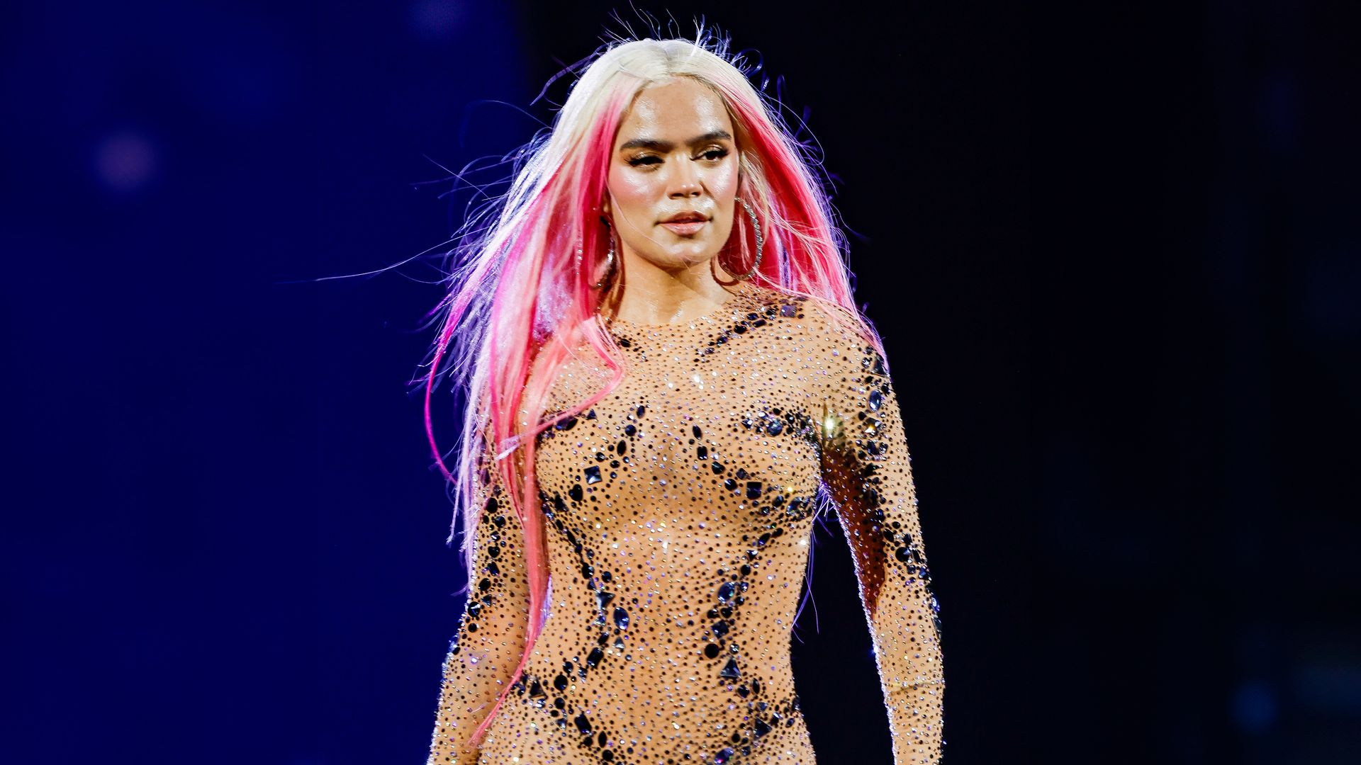 Karol G con un look a medida de Palomo Spain en el último concierto de su gira por Madrid