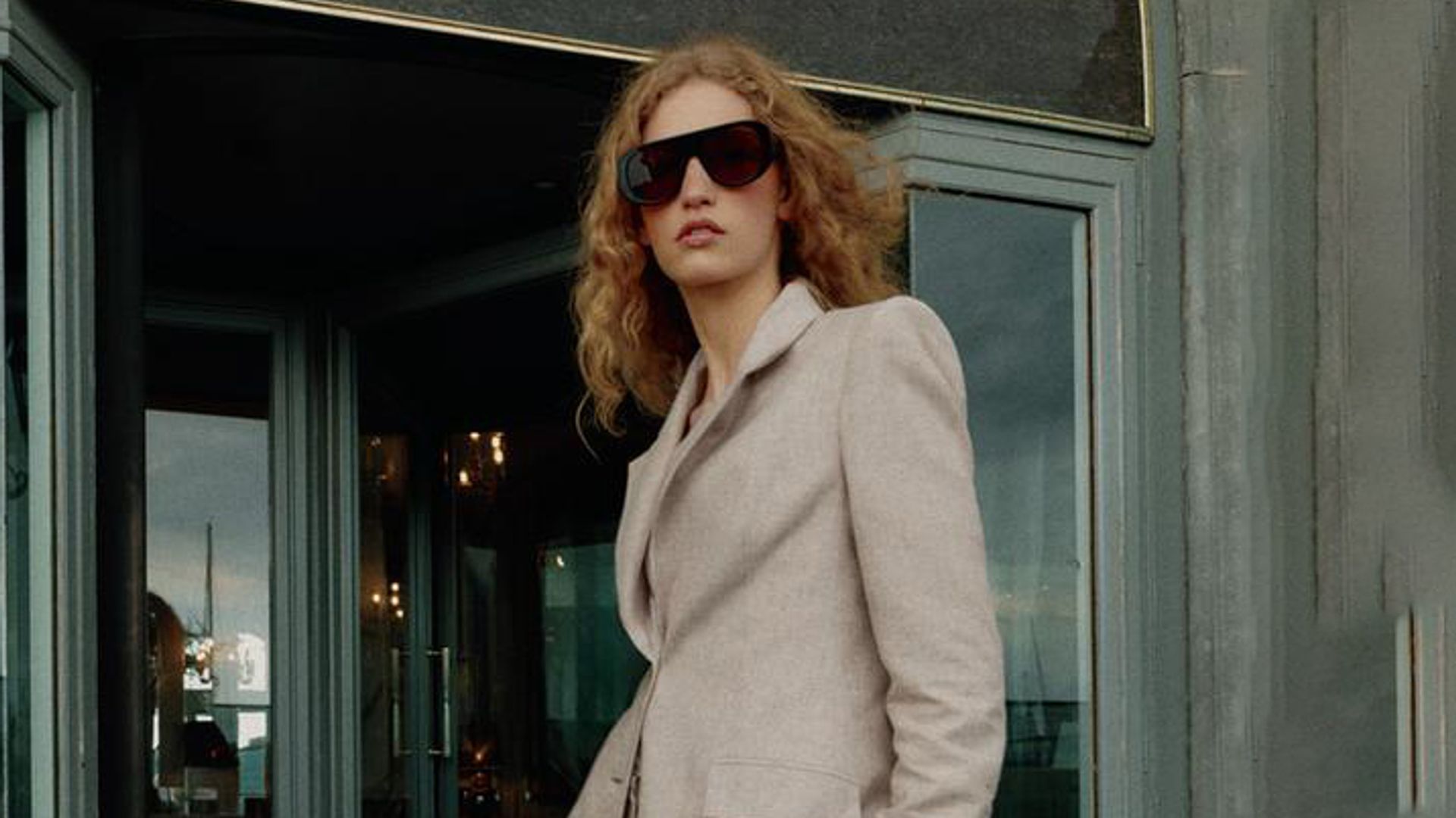 Una única blazer de lino de Zara y 3 looks que te salvarán el verano y hasta octubre en la ciudad