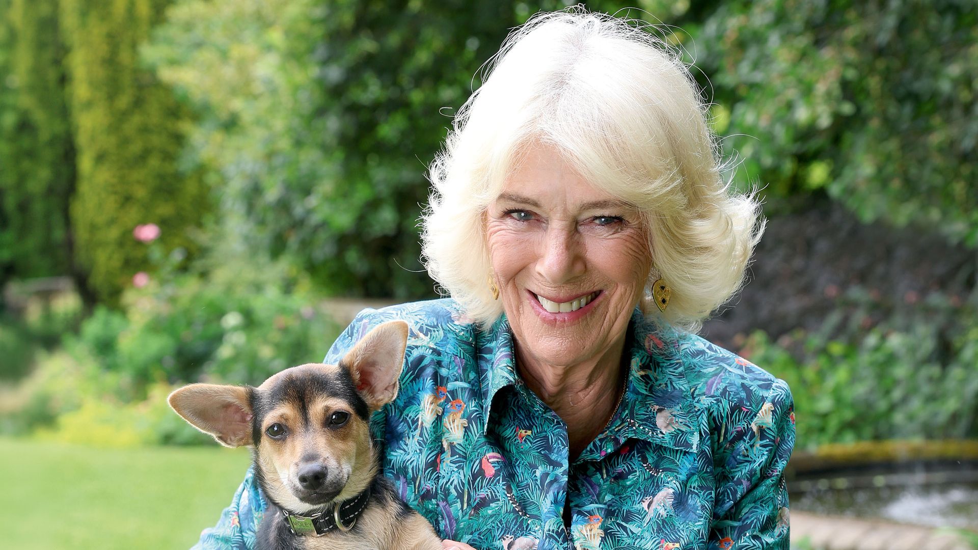 Camilla junto a su fiel mascota 