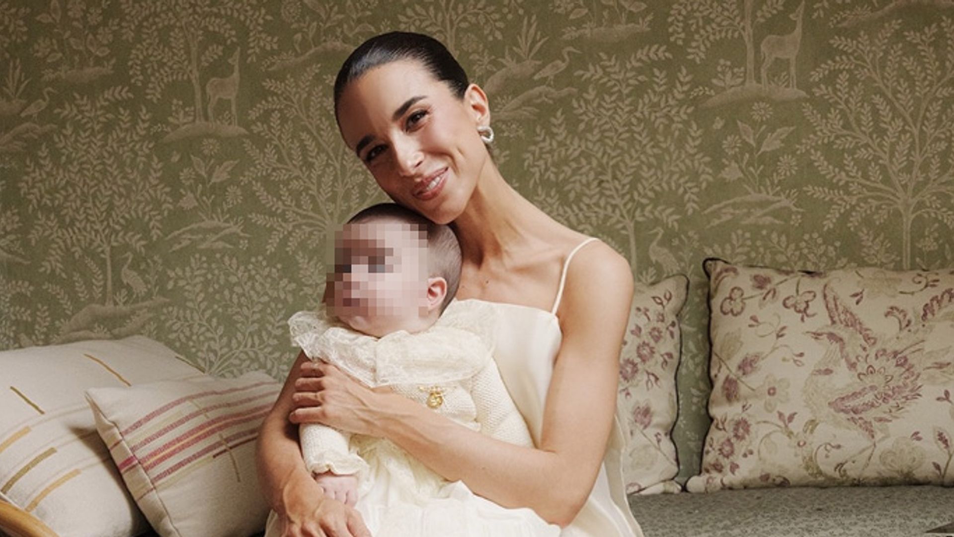 Así ha celebrado Laura Corsini el espectacular bautizo de su hijo, de 6 meses: del menú a la decoración de las mesas