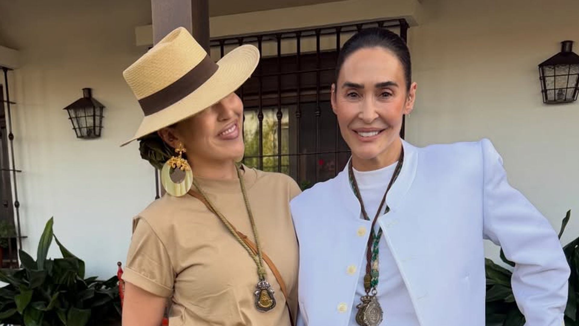 Vicky Martín Berrocal enseña los rincones favoritos de su casa en El Rocío: un refugio con patio andaluz, estatua de su padre y un cuarto lleno de vestidos tradicionales