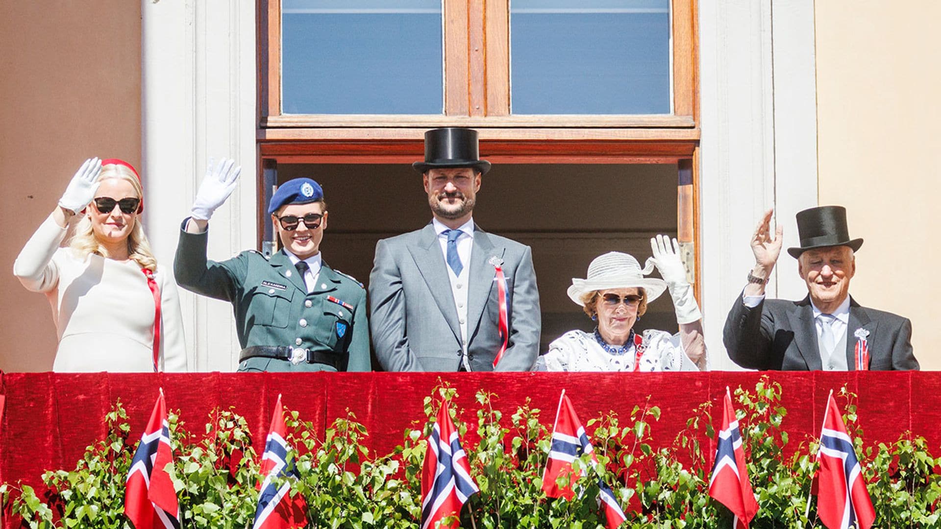 Ingrid de Noruega de uniforme militar en el Día Nacional y usando un complemento que no ha pasado desapercibido