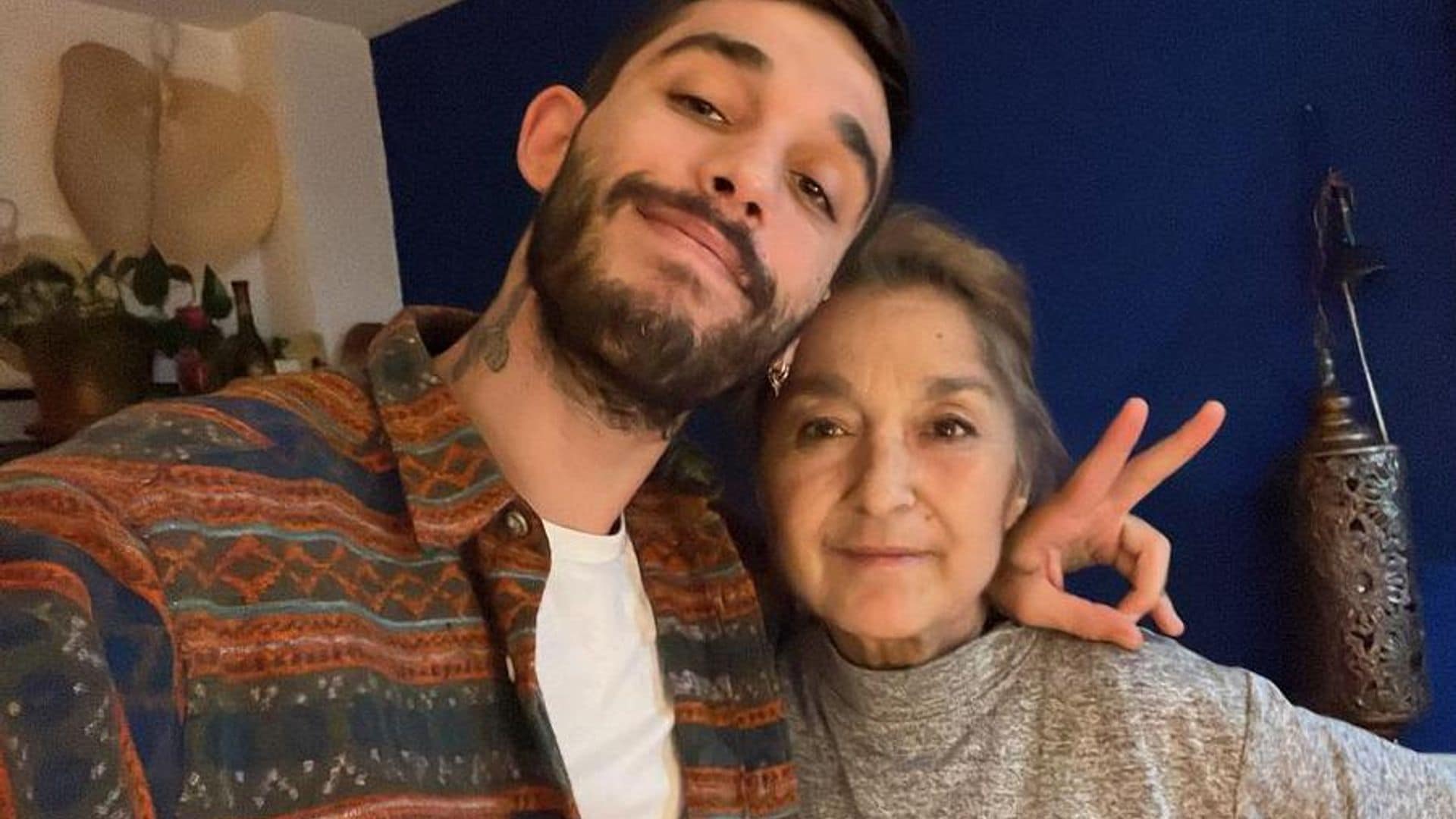 Víctor Elías (Los Serrano), arropado por su novia, Ana Guerra, en el último adiós a su madre, tía de la Reina Letizia