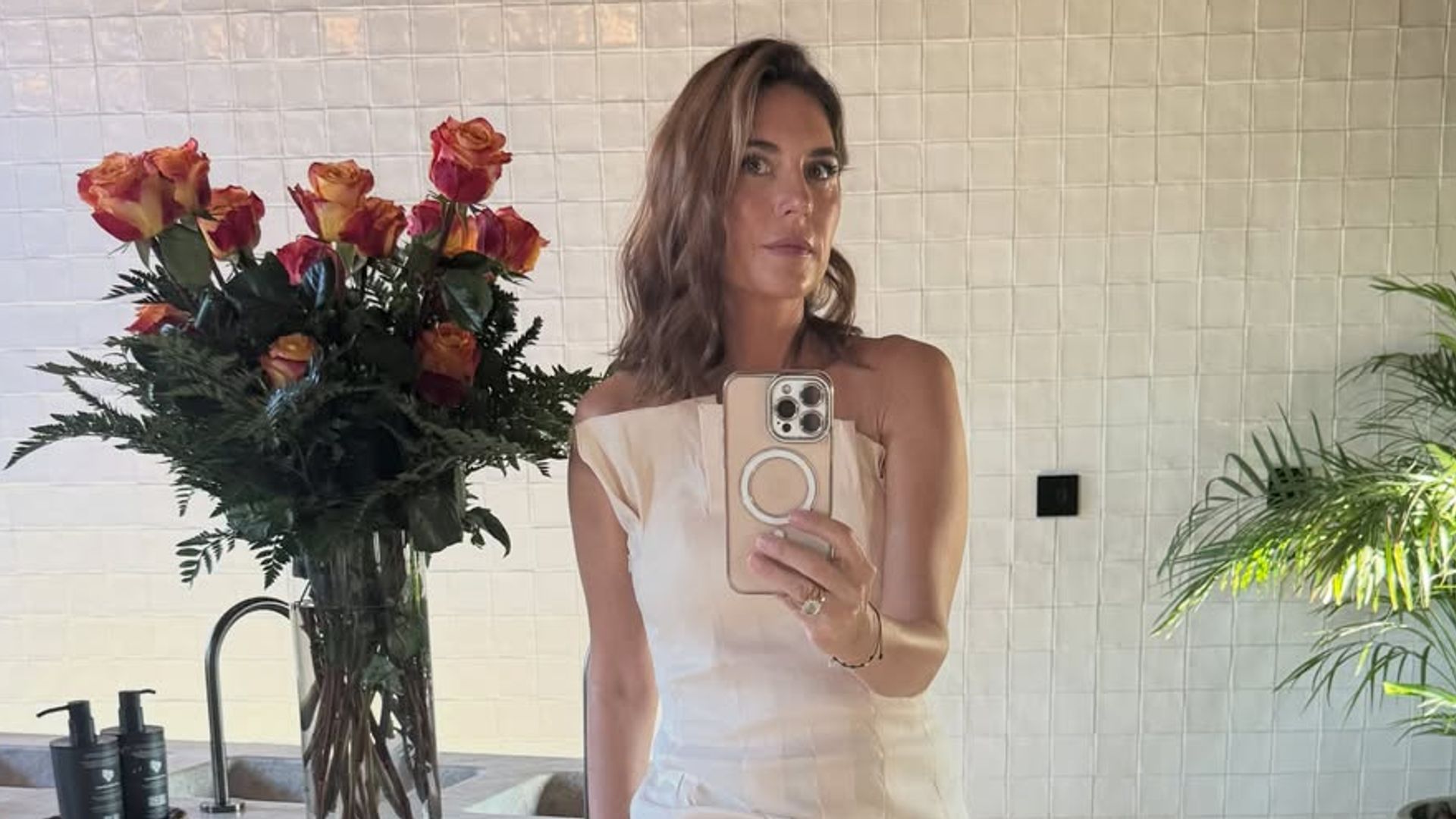 Lourdes Montes en Málaga con un vestido blanco de Bimani