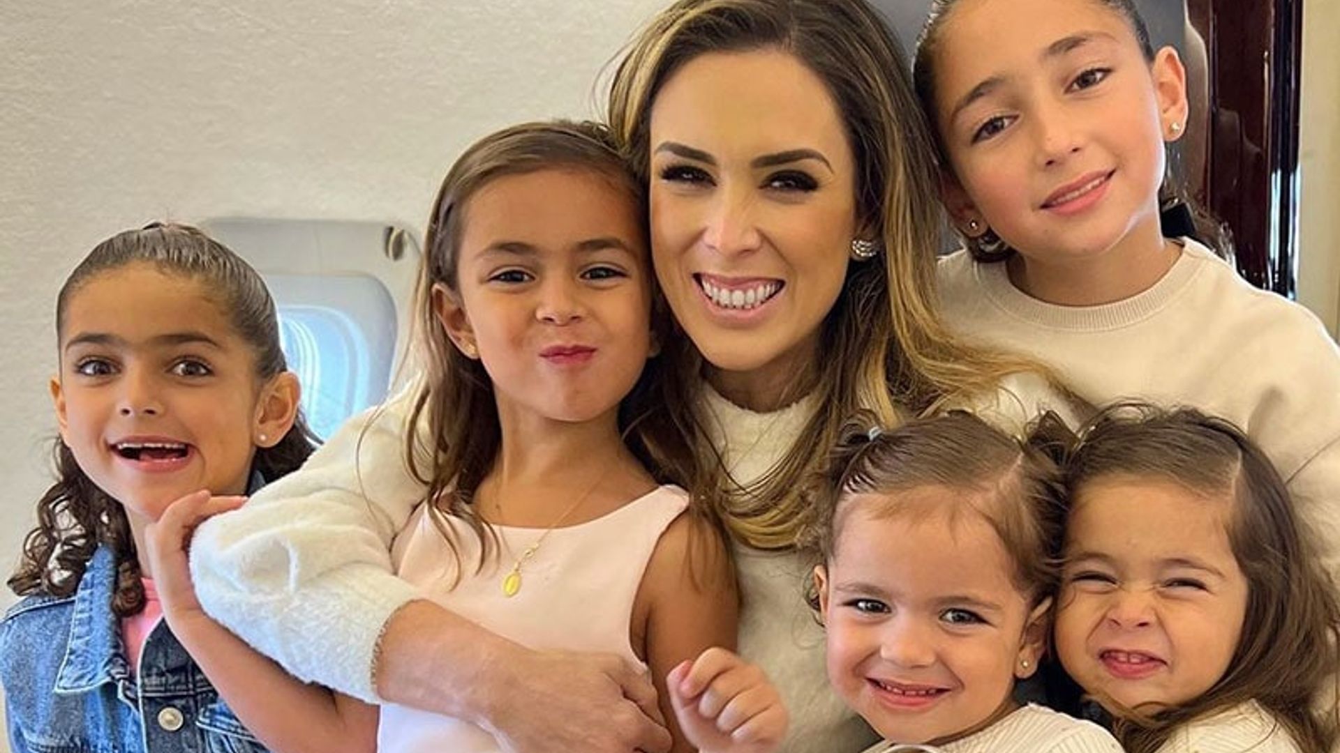 La compañía de sus 5 hijas, el mejor regalo de Jacky Bracamontes en su cumpleaños
