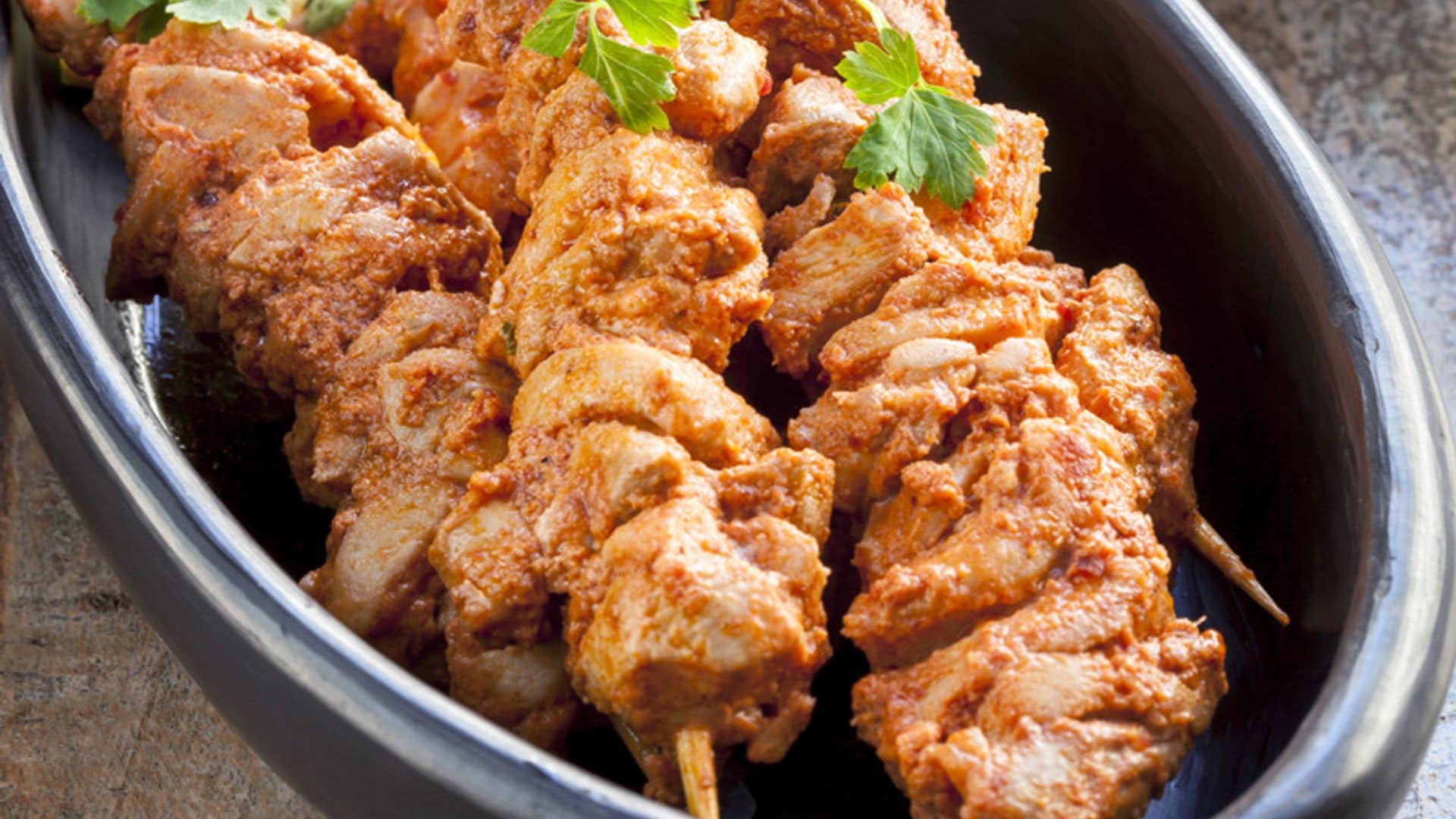 Brochetas de pollo 'tandoori' con salsa de yogur