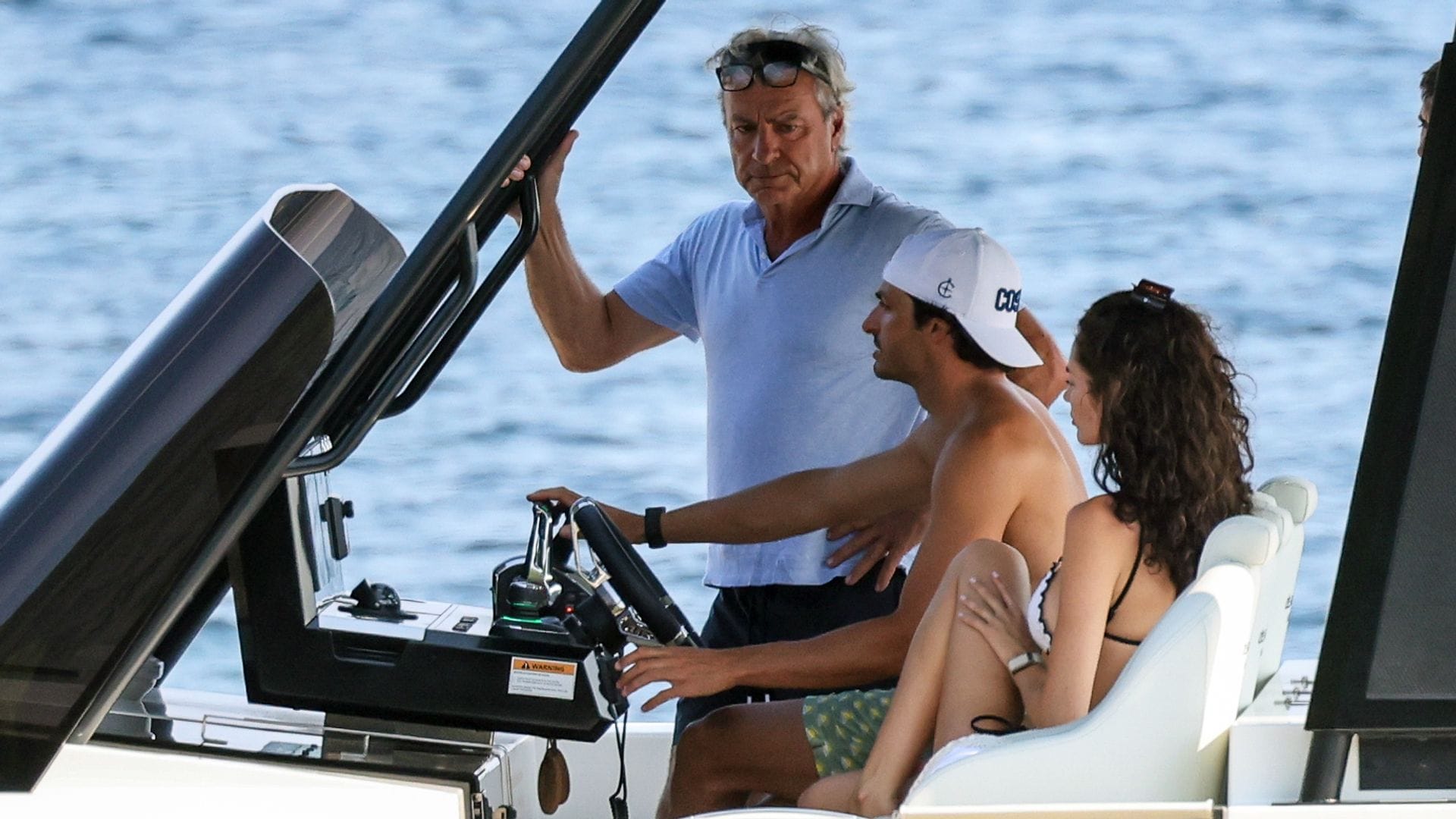 Carlos Sainz Jr. con su novia Rebecca Donaldson en yate